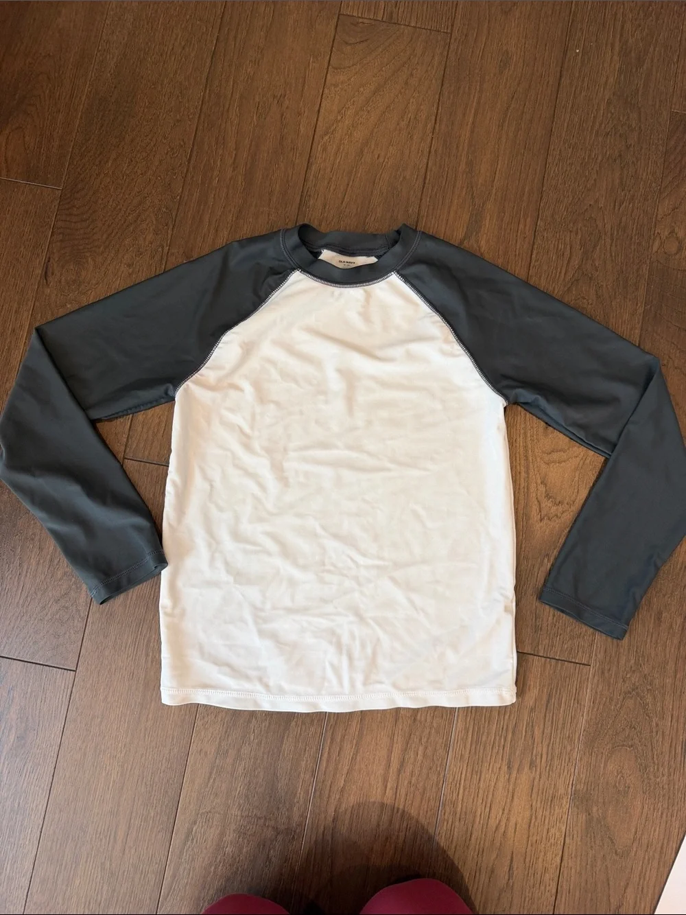 Old Navy White Boys Rash Guard in White and Gray Size Medium 8 - C26-066
